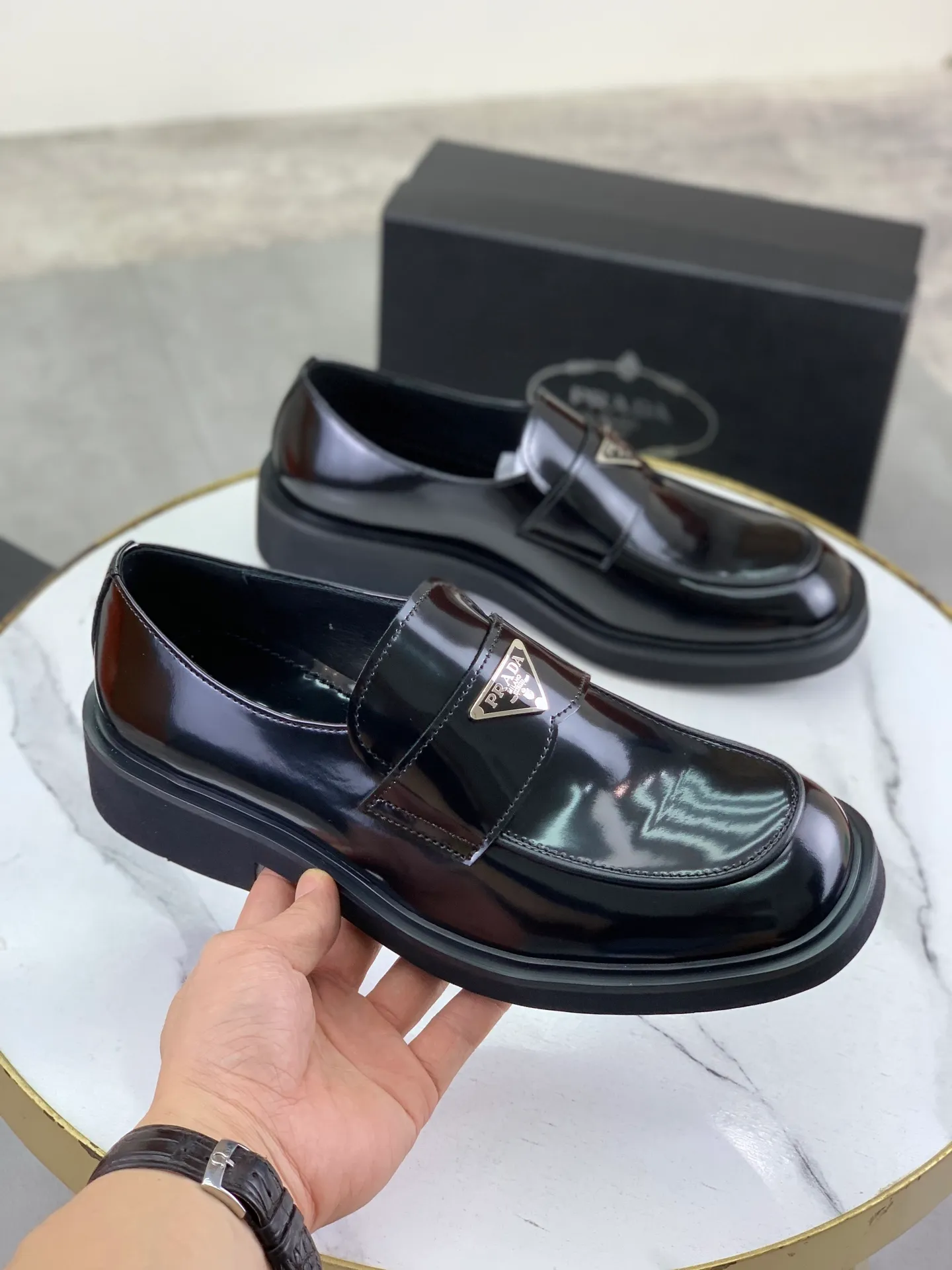 Factory price P840 💰Original quality, top version🔱 ＰＲＡＤＡPrada. Men's business casual leather shoes, top quality cow leather. 1:1 shipment ⬆️Luxurious and noble, all made of imported original first-layer fine suede cowhide, just to create a more comfortable wearing experience. Upper: original comfortable open-edge bead-rubbed calfskin ➕Top imported water-dyed full cow lining, original high-end lightweight and comfortable TPU combination bottom ✔️Code number: 39-44 (38 45 Can be customized)